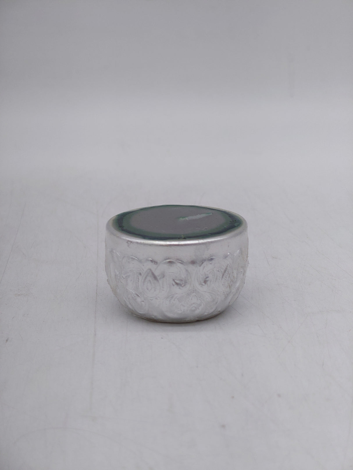 Small green candle in metal candle holder (35mm x 55mm)